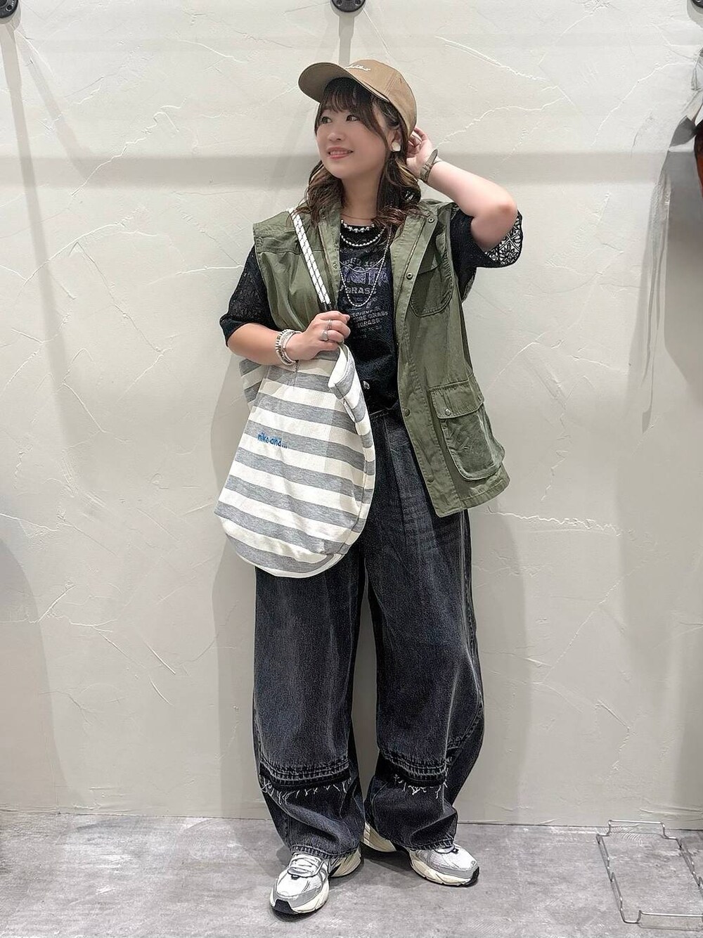 ホワイト系のトートバッグ、ブラック系のTシャツ/カットソー、グレー系のデニムパンツを着用したレディースの夏コーディネートの1枚目の写真