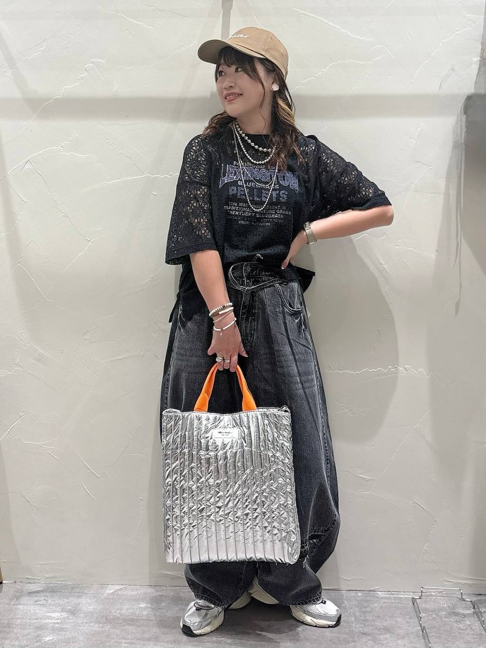 ブラック系のTシャツ/カットソー、グレー系のデニムパンツ、グレー系のトートバッグを着用したレディースの夏コーディネートの1枚目の写真