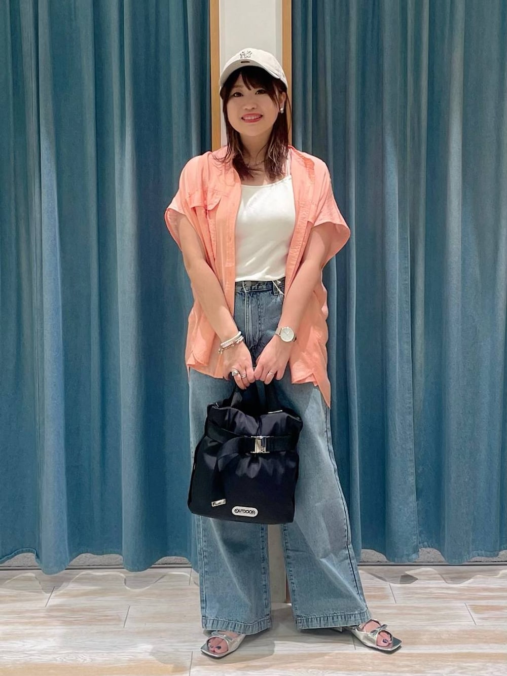 「着痩せ・細見え、差し色コーデ、体型カバー、休日コーデ、ママコーデ、女子会、ゆったり、ヘルシー、BAYFLOW、デートコーデ」｜「BAYFLOWのカラーダイアルウォッチ（アナログ腕時計、ベージュ系）」を使った、akariさん（レディース・161cm）の春コーディネートの1枚目の写真