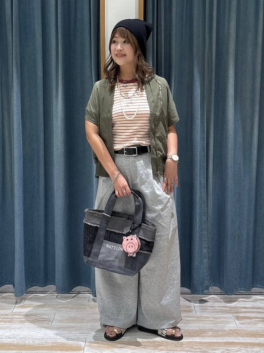 グレー系のスウェットパンツ、グリーン系のブルゾン、ピンク系のTシャツ/カットソーを着用したレディースの夏コーディネートの1枚目の写真