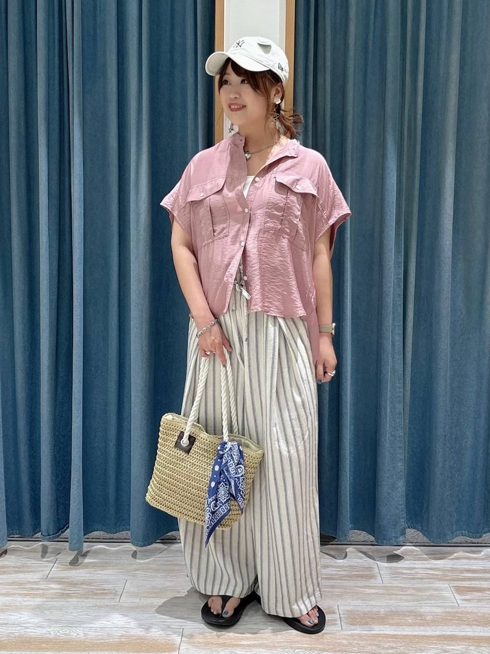 ピンク系のシャツ/ブラウス、ホワイト系のその他パンツ、ベージュ系のトートバッグを着用したレディースの春コーディネートの1枚目の写真