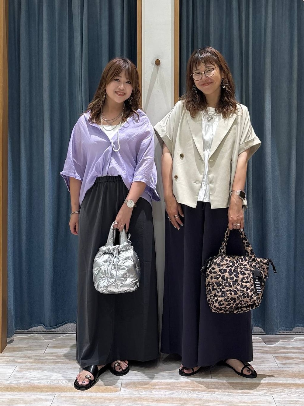ホワイト系のTシャツ/カットソー、シルバー系のショルダーバッグ、ブラック系のサンダルを着用したレディースの夏コーディネートの1枚目の写真