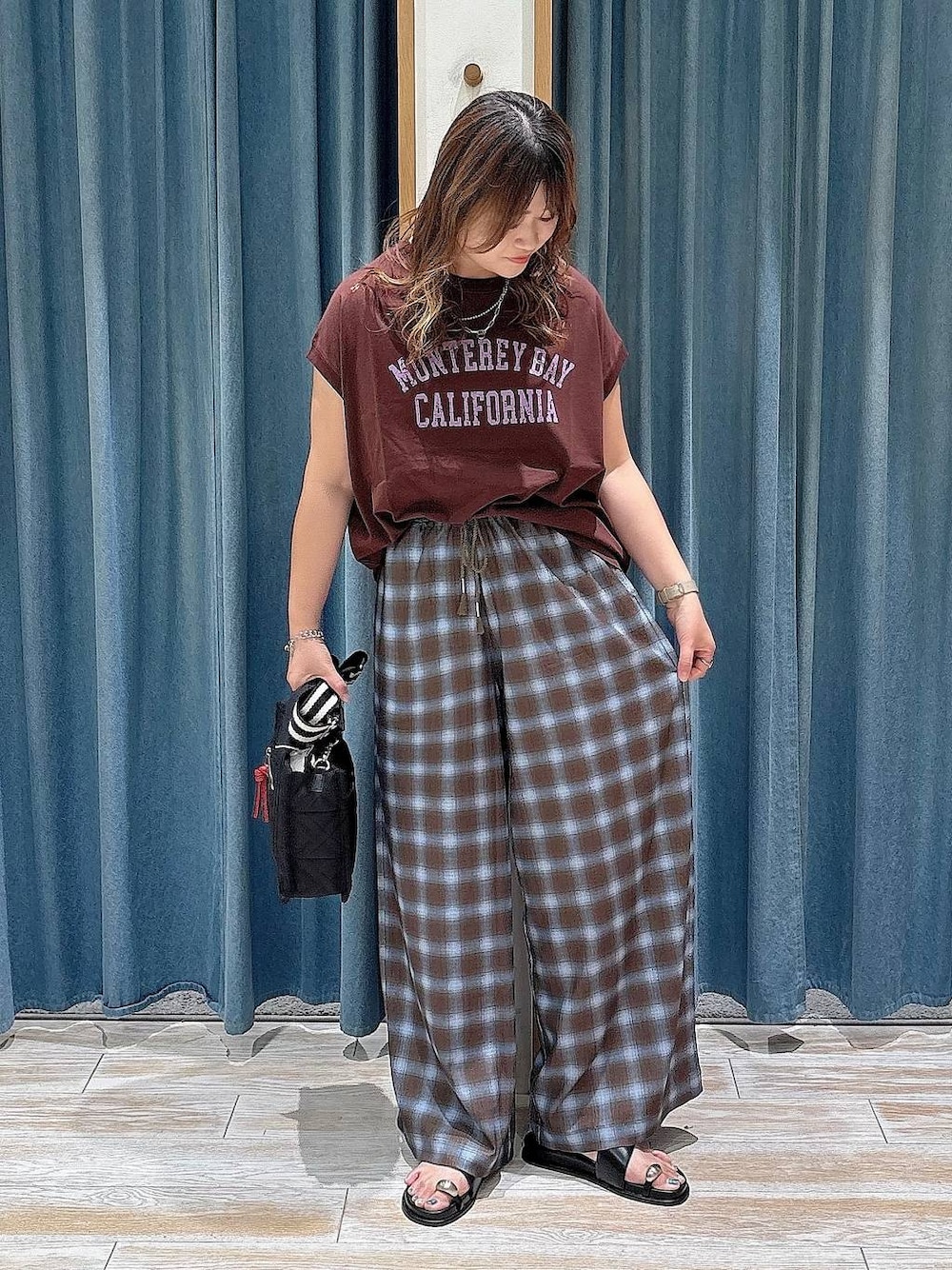 ブラウン系のTシャツ/カットソー、ブラック系のショルダーバッグ、ブラック系のサンダルを着用したレディースの夏コーディネートの1枚目の写真
