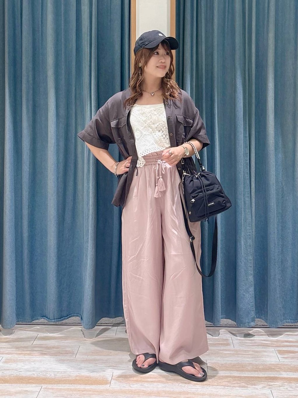 パープル系のその他パンツ、グレー系のシャツ/ブラウス、ブラック系のショルダーバッグを着用したレディースの夏コーディネートの1枚目の写真