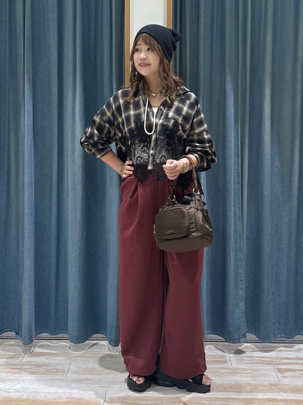 レッド系のスウェットパンツ、ブラウン系のシャツ/ブラウス、ブラウン系のショルダーバッグを着用したレディースの夏コーディネートの1枚目の写真