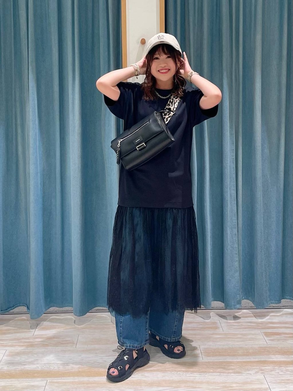 「着痩せ・細見え、女子会、ゆったり、BAYFLOW、差し色コーデ、体型カバー、休日コーデ、ママコーデ、ヘルシー、デートコーデ」｜「BAYFLOWのカラーダイアルウォッチ（アナログ腕時計、ベージュ系）」を使った、akariさん（レディース・161cm）の春コーディネートの1枚目の写真