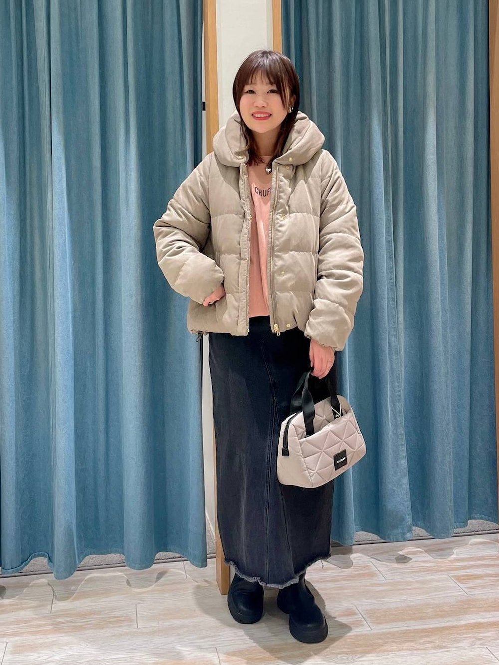 「体型カバー、デートコーデ、アウター、スウェット、ニット、骨格ストレート、着痩せ・細見え、差し色コーデ、休日コーデ、ママコーデ、女子会、ゆったり、ヘルシー、BAYFLOW」｜「BAYFLOWの[表裏で印象を変えて着られる]リバーシブルコーデュロイダウン（ダウンジャケット/コート、ブラウン系）」を使った、akariさん（レディース・161cm）の冬コーディネートの1枚目の写真