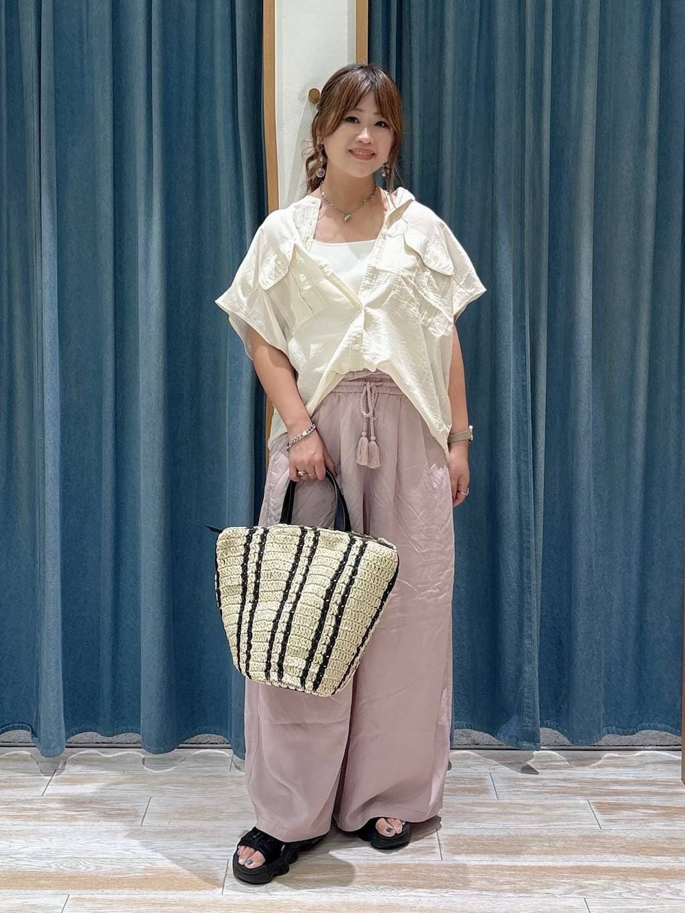 パープル系のその他パンツ、ホワイト系のシャツ/ブラウス、ベージュ系のトートバッグを着用したレディースの夏コーディネートの1枚目の写真