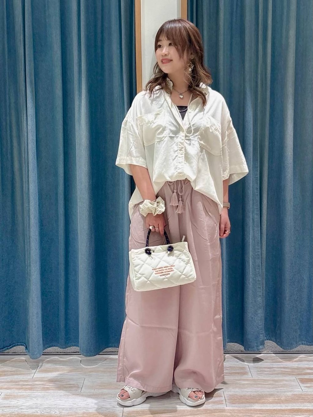 ホワイト系のシャツ/ブラウス、パープル系のその他パンツ、グレー系のサンダルを着用したレディースの春コーディネートの1枚目の写真