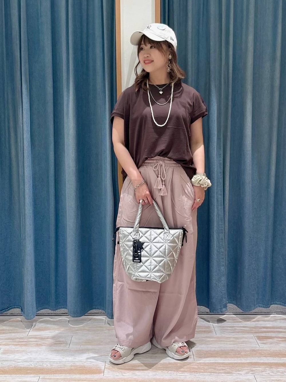 パープル系のその他パンツ、グレー系のサンダル、シルバー系のトートバッグを着用したレディースの春コーディネートの1枚目の写真