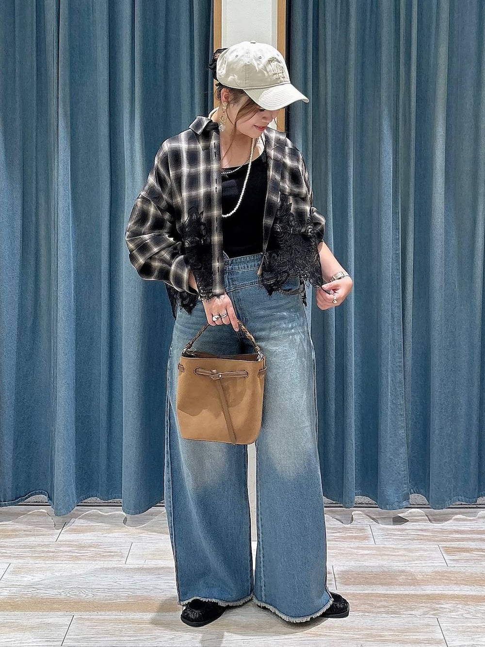 ブラック系のスリッポン、ブルー系のデニムパンツ、ブラウン系のシャツ/ブラウスを着用したレディースの夏コーディネートの1枚目の写真