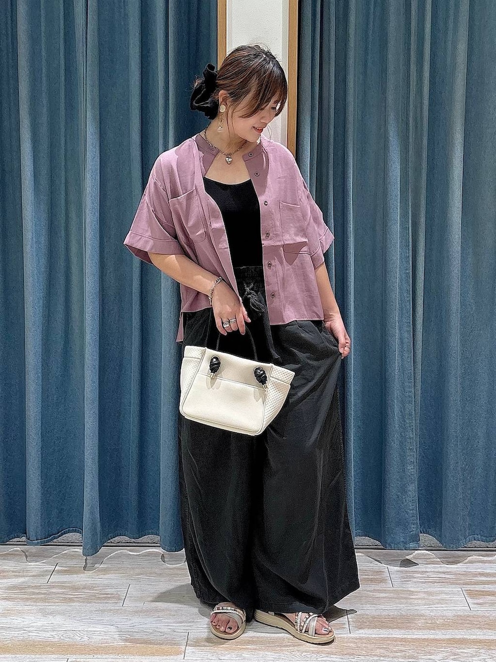パープル系のシャツ/ブラウス、グレー系のその他パンツ、シルバー系のサンダルを着用したレディースの夏コーディネートの1枚目の写真