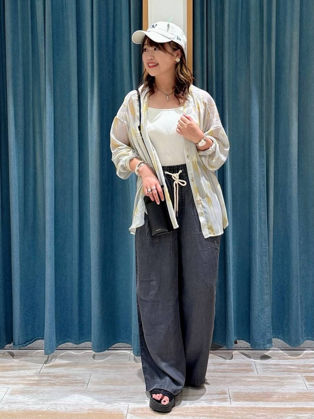 ホワイト系のキャミソール、ブラック系のその他パンツ、イエロー系のシャツ/ブラウスを着用したレディースの夏コーディネートの1枚目の写真