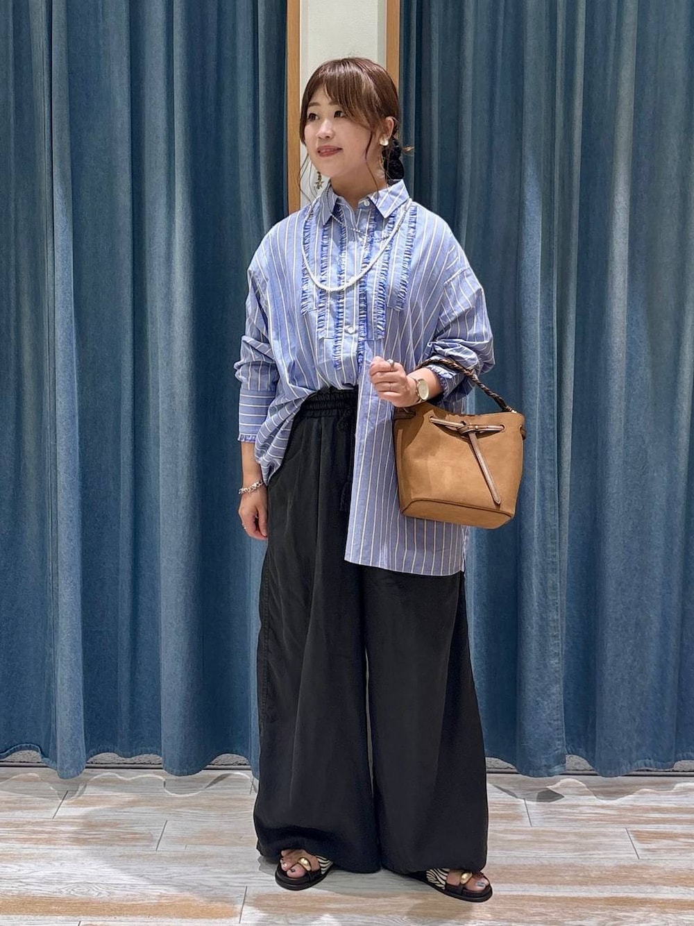 ブルー系のチュニック、グレー系のその他パンツ、その他のサンダルを着用したレディースの夏コーディネートの1枚目の写真