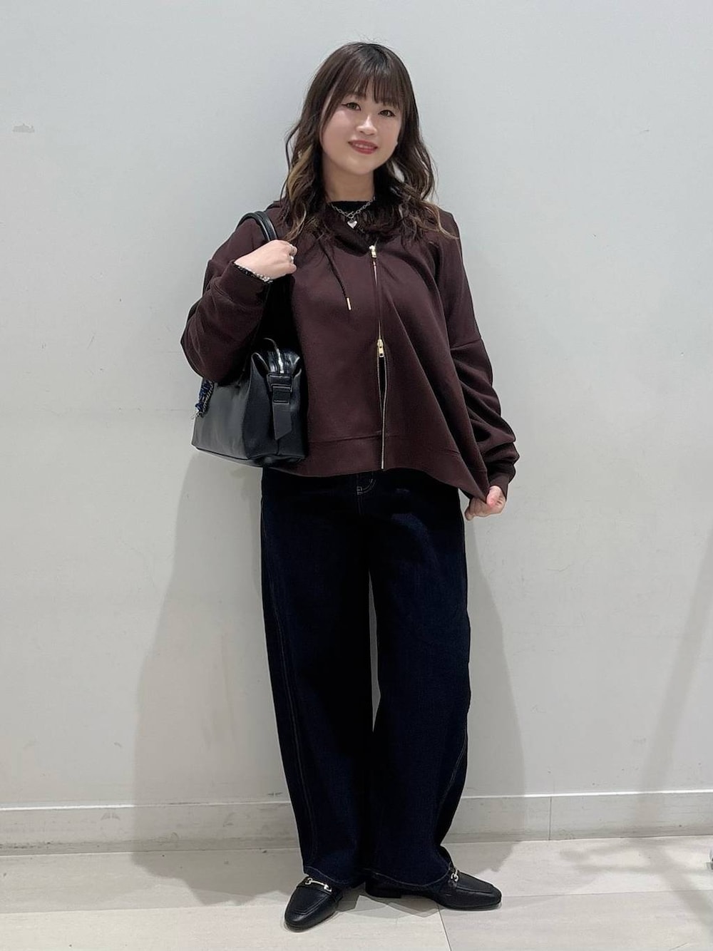 ブラック系のローファー、ブラック系のTシャツ/カットソー、ブルー系のデニムパンツを着用したレディースの冬コーディネートの1枚目の写真