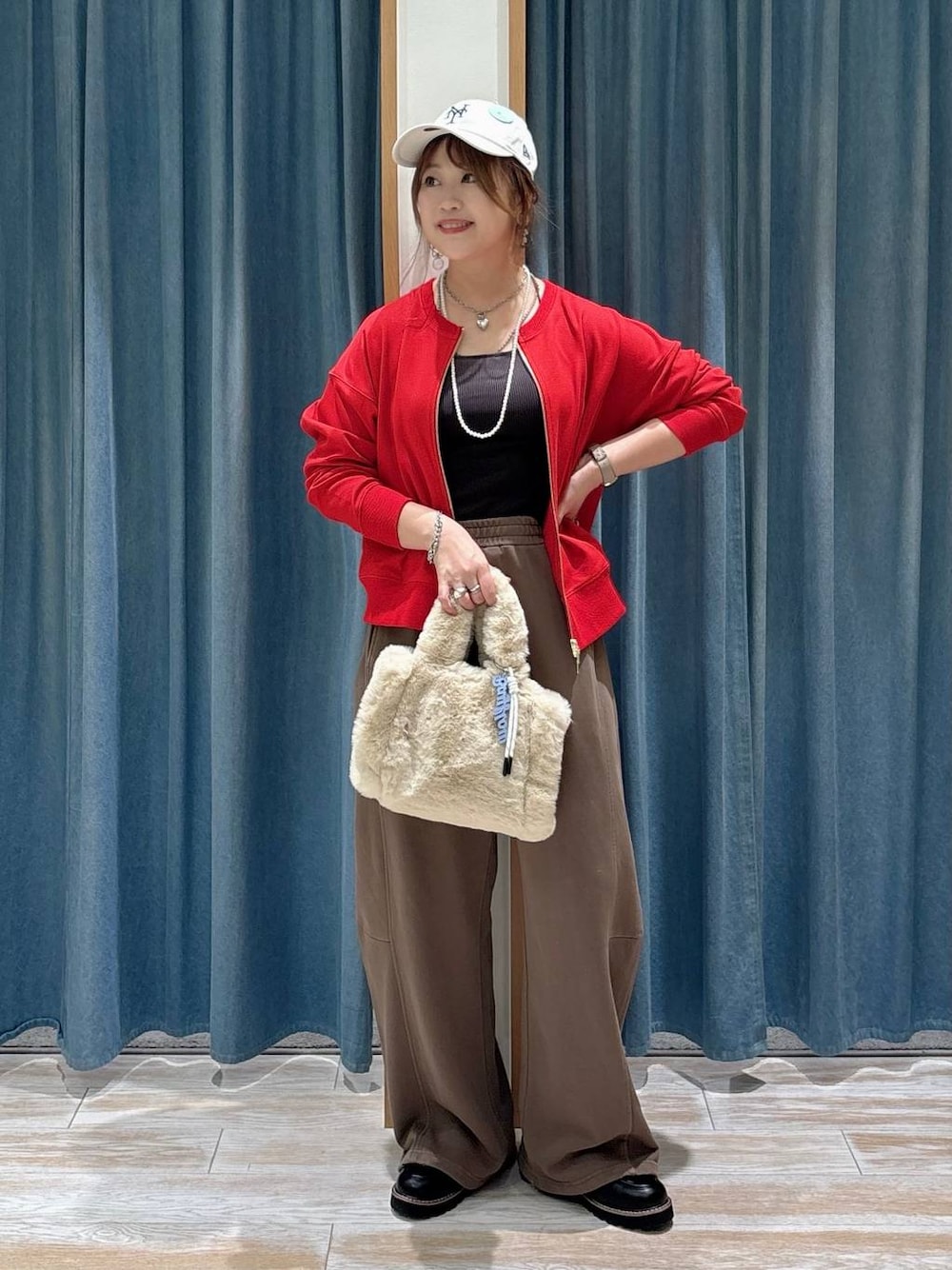 ベージュ系のトートバッグ、レッド系のカーディガン/ボレロ、ブラック系のローファーを着用したレディースの秋コーディネートの1枚目の写真