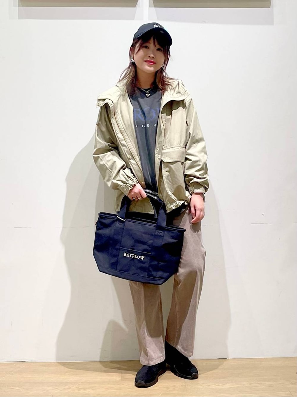 「着痩せ・細見え、差し色コーデ、体型カバー、休日コーデ、ママコーデ、女子会、ゆったり、ヘルシー、BAYFLOW、デートコーデ、アウター、マウンテンパーカー」｜「BAYFLOWの[ストレッチ入り!キレイ目にも着用可能]コーデュロイセミフレアパンツ（その他パンツ、ベージュ系）」を使った、akariさん（骨格ストレート・レディース・161cm）の秋コーディネートの1枚目の写真