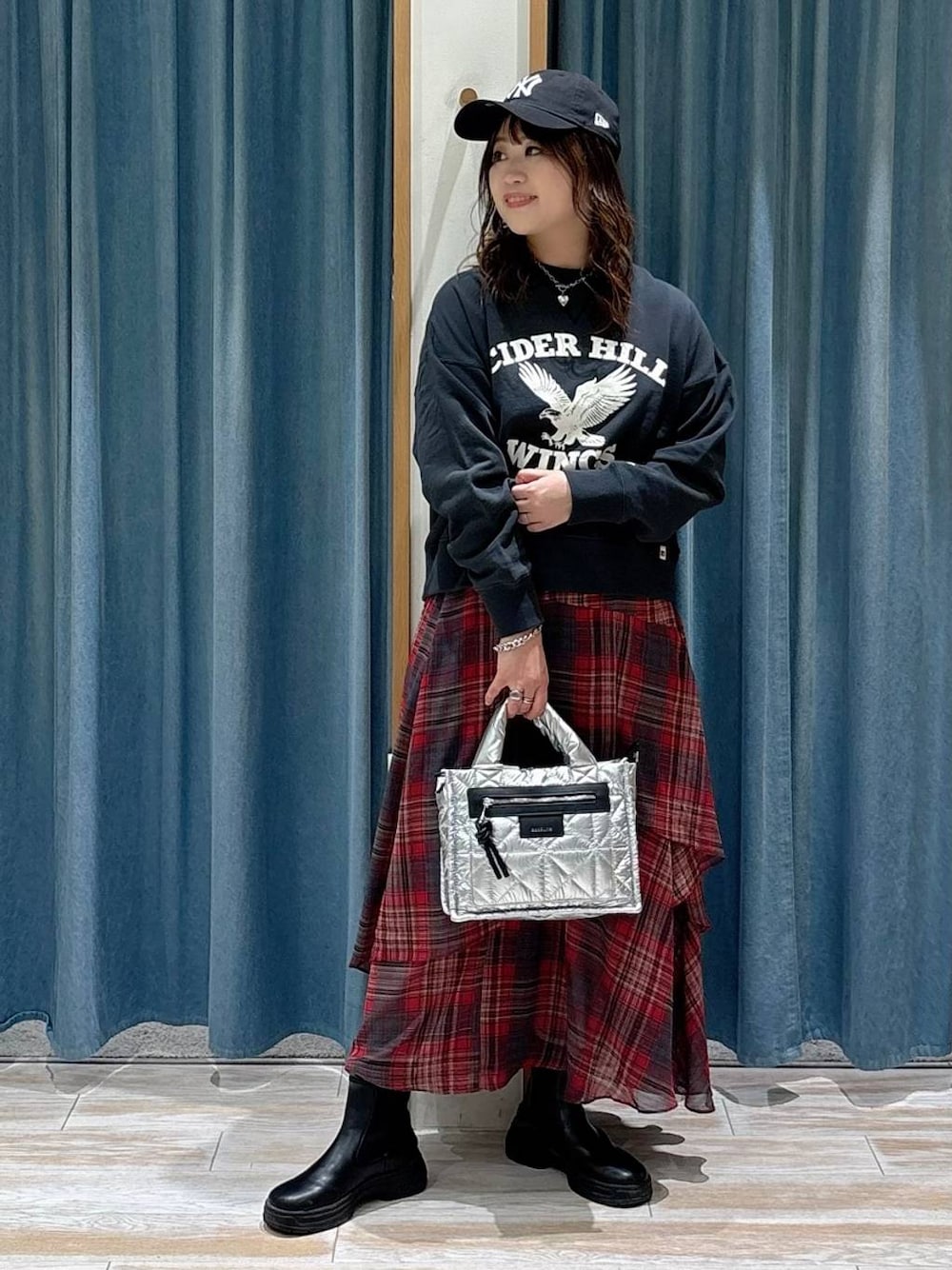 シルバー系のショルダーバッグ、その他のスウェット、ブラック系のブーツを着用したレディースの秋コーディネートの1枚目の写真