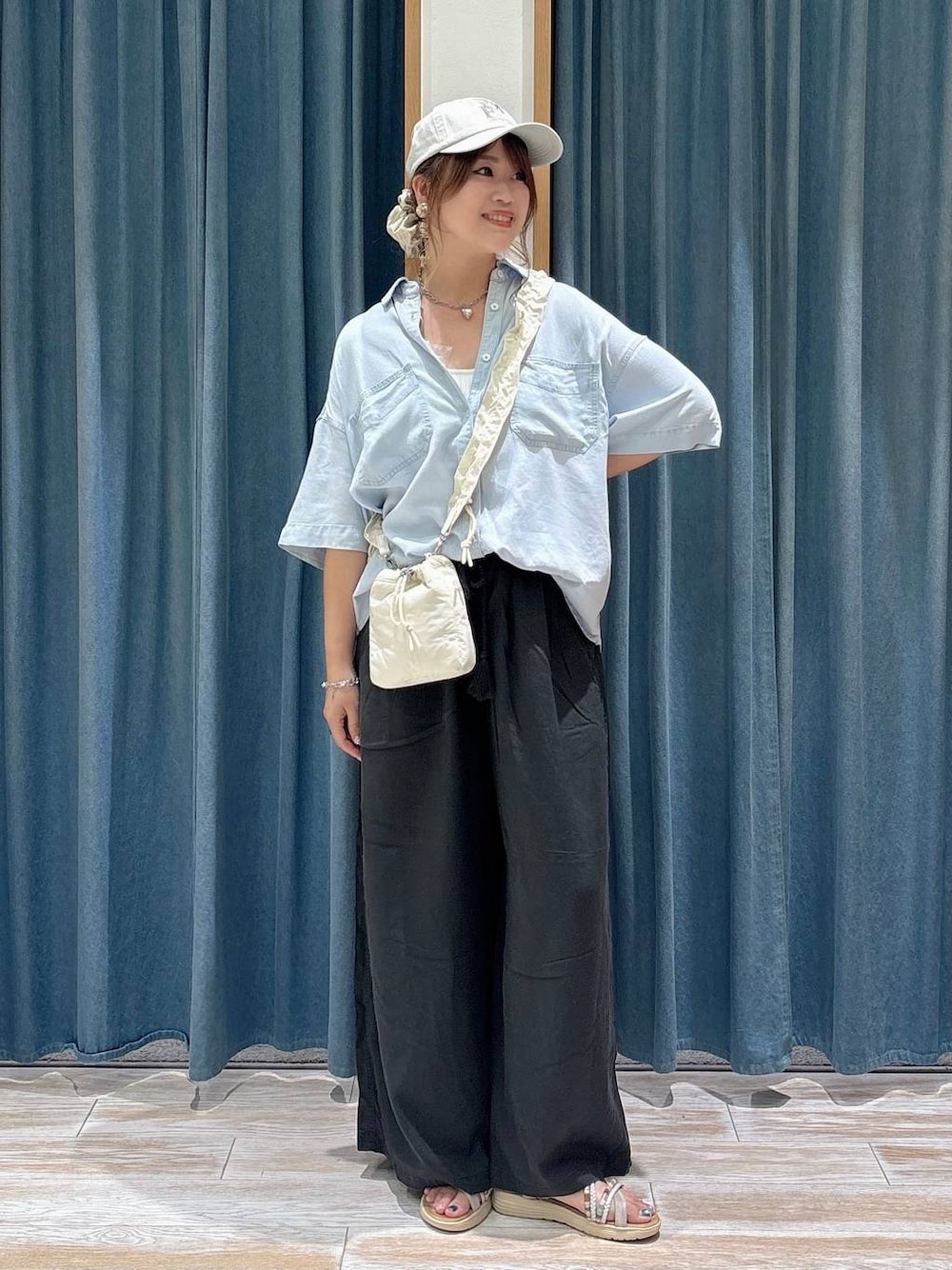 ブルー系のシャツ/ブラウス、グレー系のその他パンツ、シルバー系のサンダルを着用したレディースの夏コーディネートの1枚目の写真