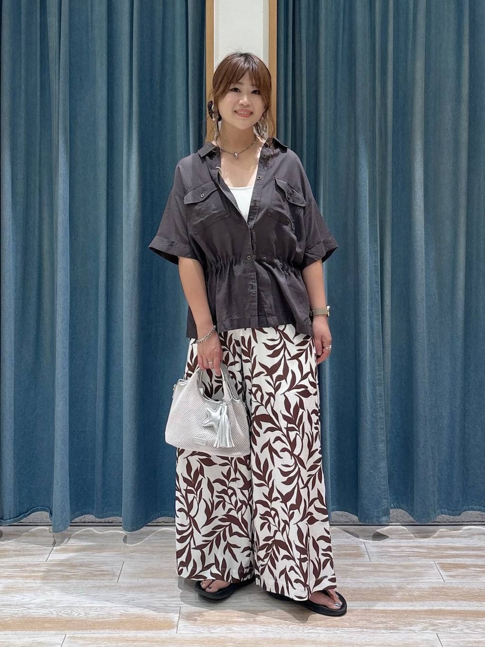 ホワイト系のその他パンツ、グレー系のショルダーバッグ、グレー系のシャツ/ブラウスを着用したレディースの夏コーディネートの1枚目の写真