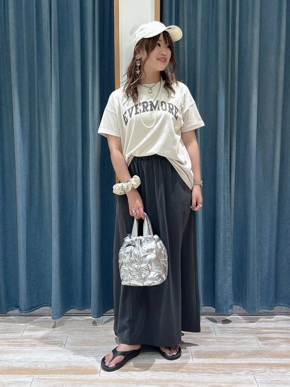 ホワイト系のTシャツ/カットソー、シルバー系のショルダーバッグ、ブラック系のサンダルを着用したレディースの春コーディネートの1枚目の写真
