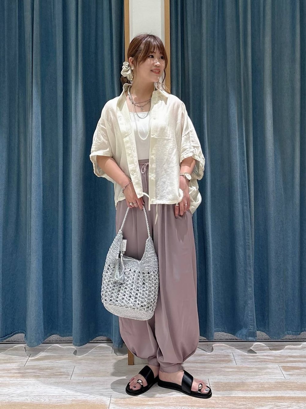 パープル系のその他パンツ、ブラック系のサンダル、シルバー系のショルダーバッグを着用したレディースの夏コーディネートの1枚目の写真