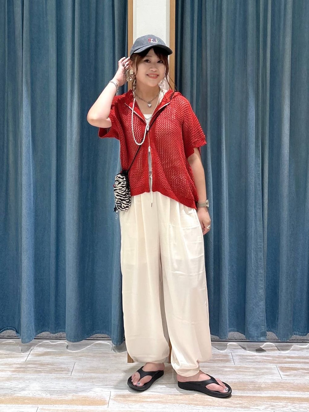 ベージュ系のその他パンツ、ベージュ系のショルダーバッグ、ブラック系のサンダルを着用したレディースの夏コーディネートの1枚目の写真