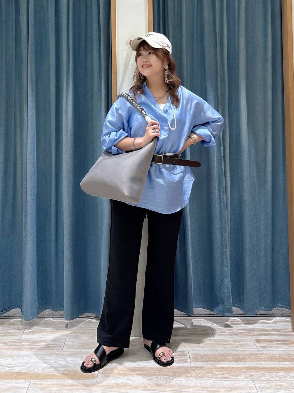 ブルー系のシャツ/ブラウス、ブラック系のその他パンツ、グレー系のトートバッグを着用したレディースの夏コーディネートの1枚目の写真