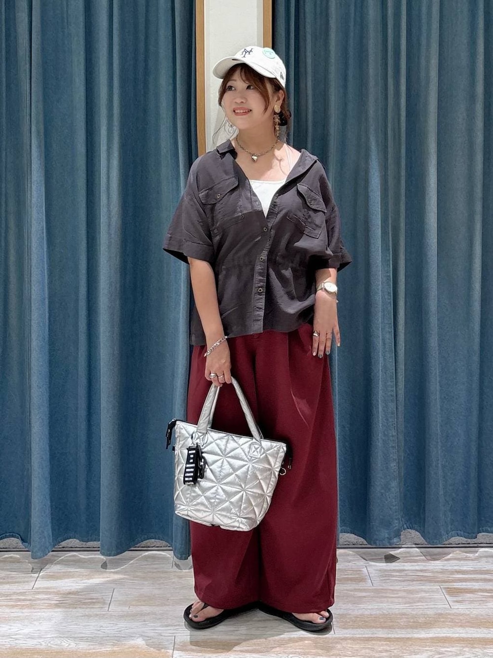 レッド系のスウェットパンツ、グレー系のシャツ/ブラウス、ブラック系のサンダルを着用したレディースの夏コーディネートの1枚目の写真