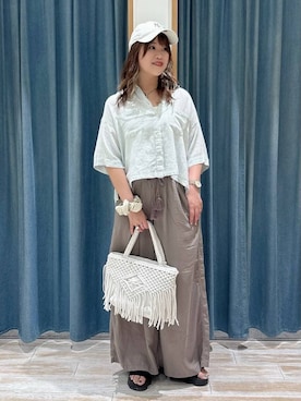 「BAYFLOW（ベイフロー）のテンセルワイドパンツ（その他パンツ、ブラウン系）」を使った、akariさん（レディース・161cm）の春コーディネート