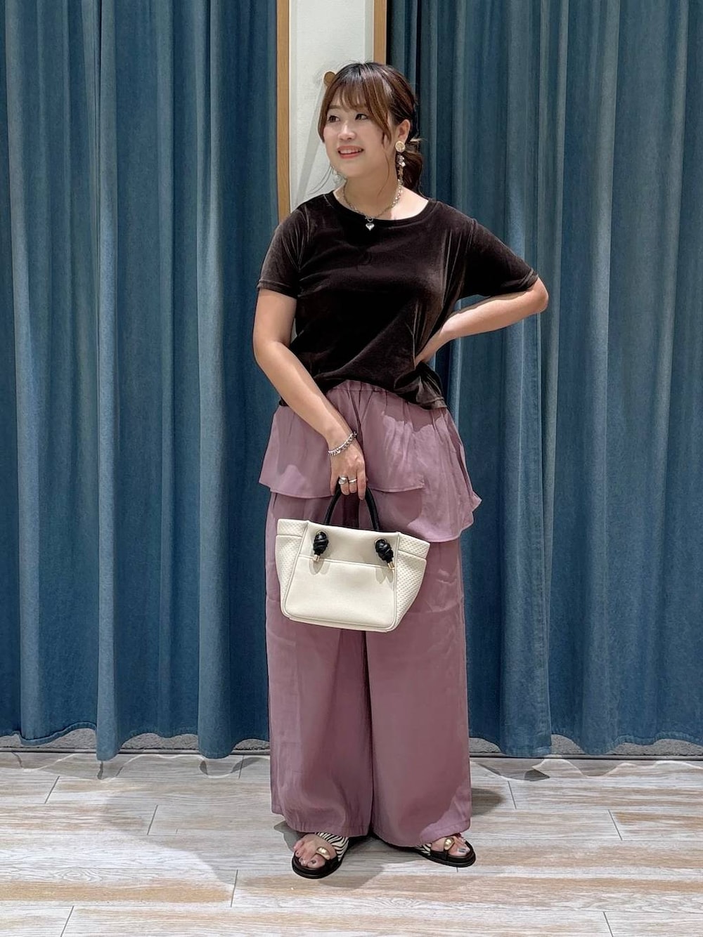 パープル系のその他パンツ、ブラウン系のTシャツ/カットソー、その他のサンダルを着用したレディースの夏コーディネートの1枚目の写真