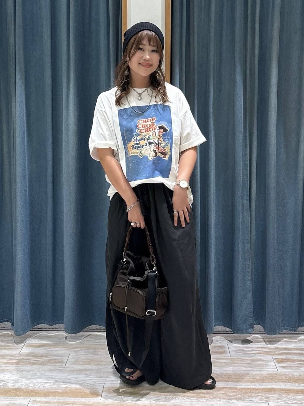 ホワイト系のTシャツ/カットソー、グレー系のその他パンツ、ブラウン系のショルダーバッグを着用したレディースの夏コーディネートの1枚目の写真