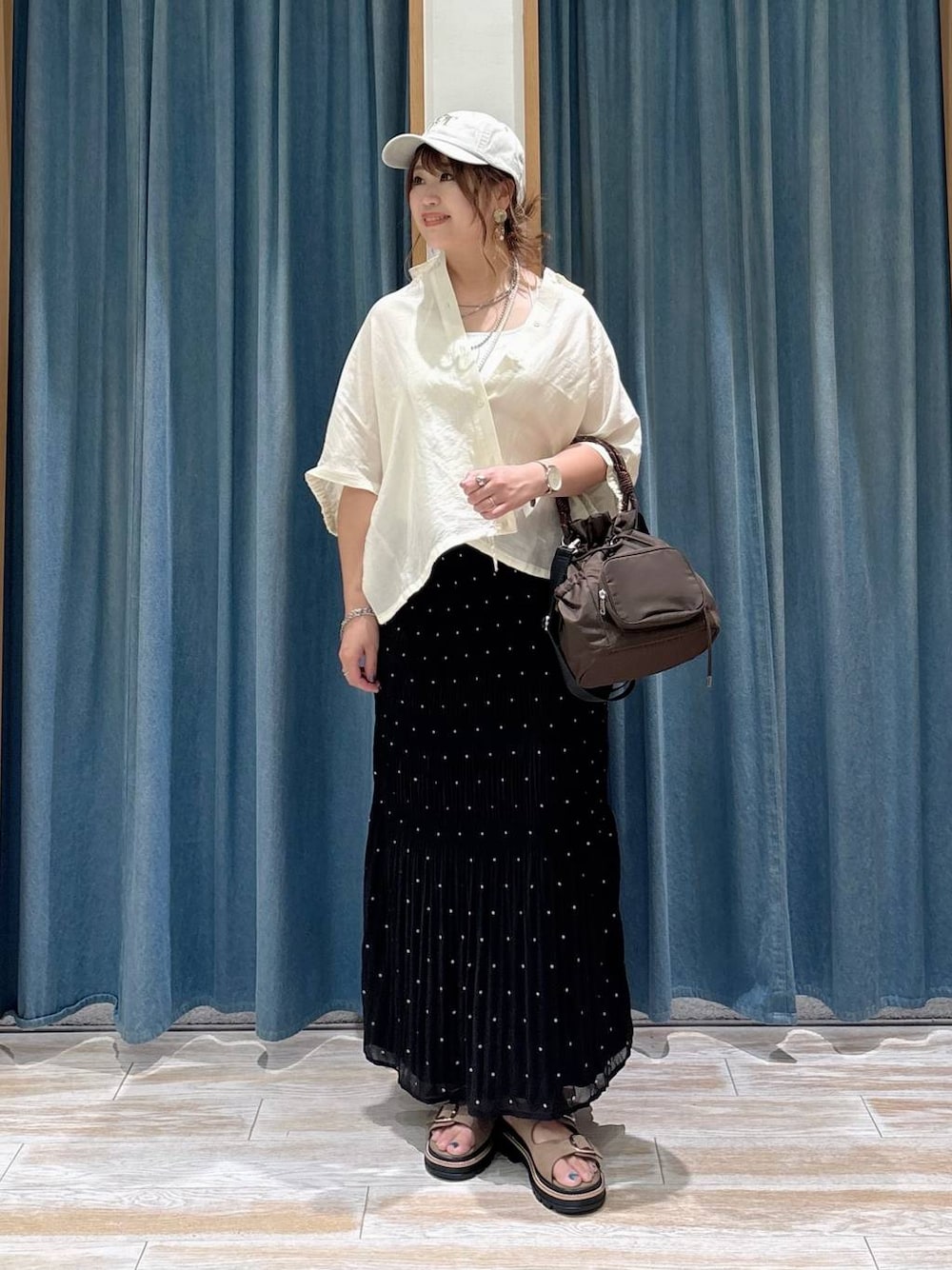 その他のスカート、ベージュ系のサンダル、ブラウン系のショルダーバッグを着用したレディースの夏コーディネートの1枚目の写真