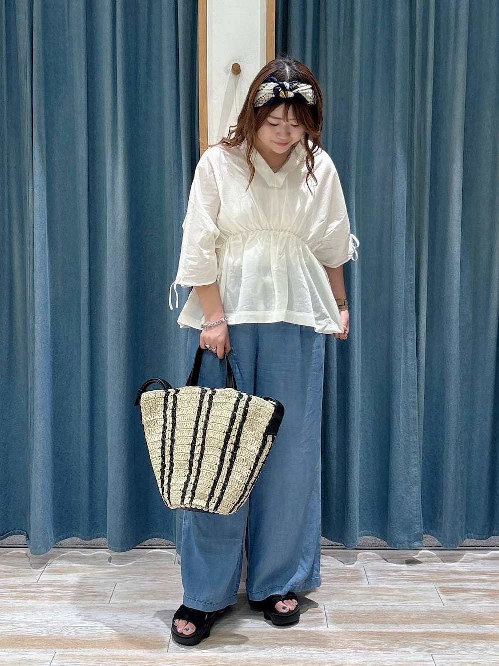 ホワイト系のシャツ/ブラウス、ブルー系のデニムパンツ、ベージュ系のトートバッグを着用したレディースの夏コーディネートの1枚目の写真