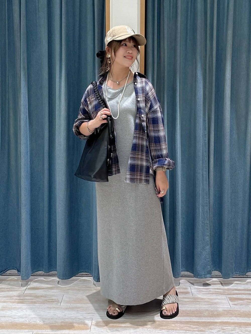 その他のサンダル、グレー系のワンピース、ブルー系のシャツ/ブラウスを着用したレディースの夏コーディネートの1枚目の写真