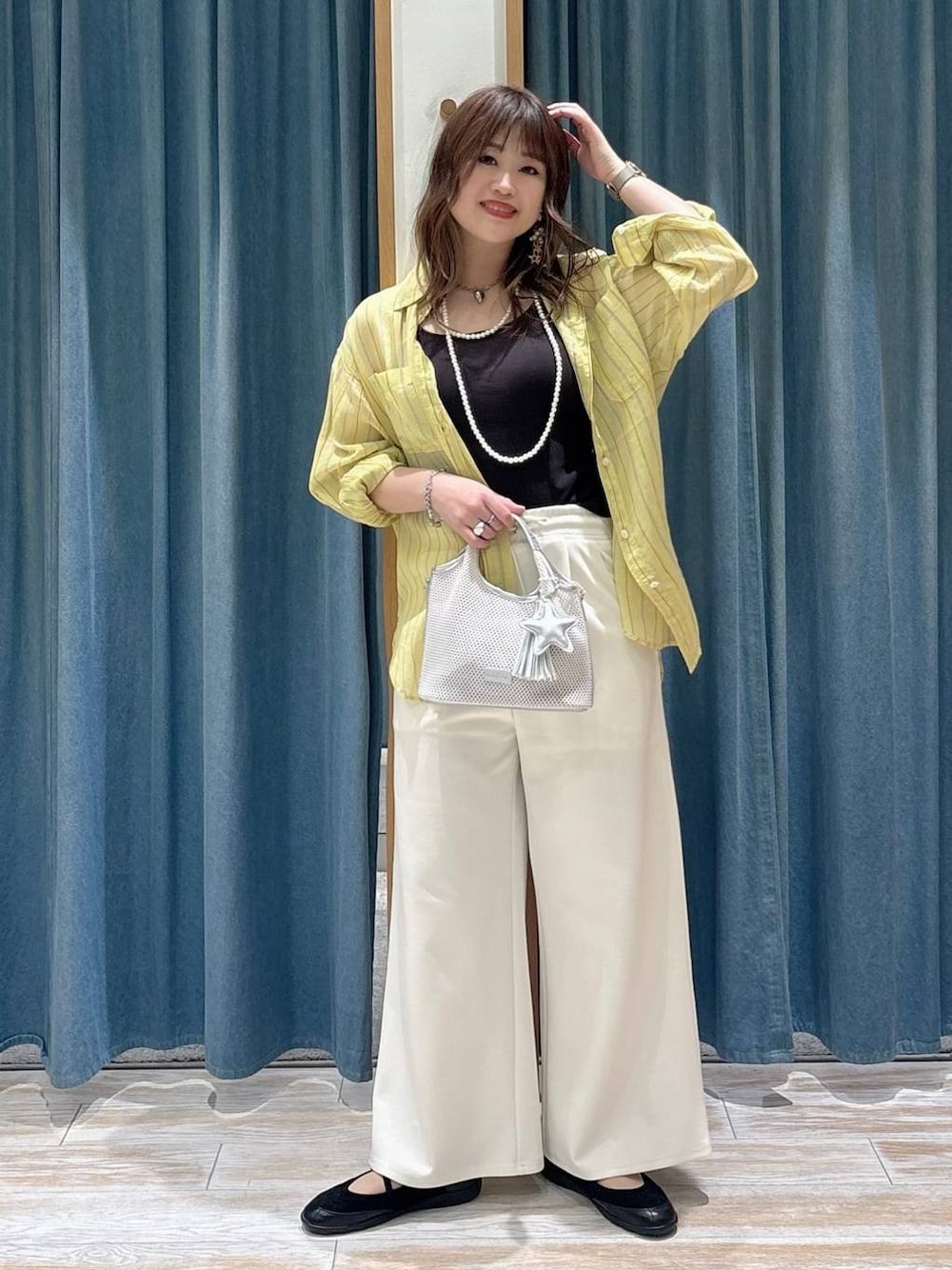 イエロー系のシャツ/ブラウス、ホワイト系のその他パンツ、ブラック系のバレエシューズを着用したレディースの春コーディネートの1枚目の写真