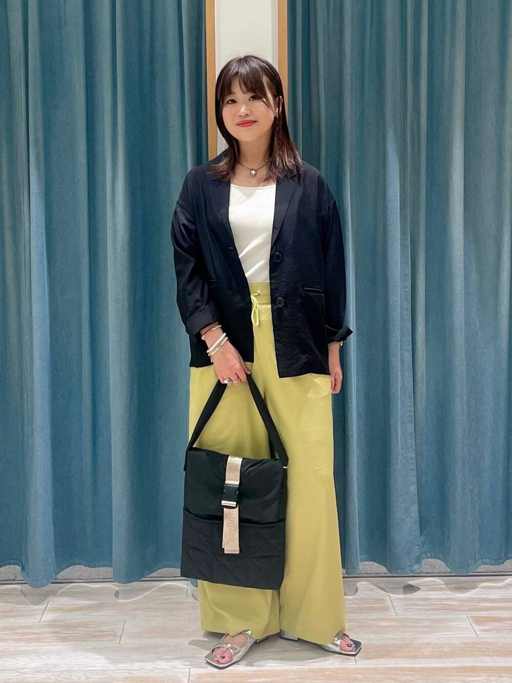 「着痩せ・細見え、差し色コーデ、体型カバー、休日コーデ、ママコーデ、女子会、ゆったり、ヘルシー、BAYFLOW、デートコーデ」｜「bijorieの【bijorie】カップ付きバッククロスキャミ／NEW BASIC 25SS（インナーウェア/肌着、ホワイト系）」を使った、akariさん（レディース・161cm）の春コーディネートの1枚目の写真