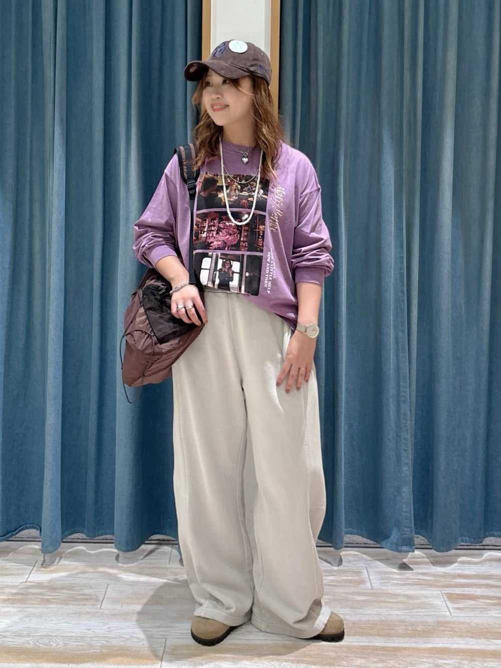 ベージュ系のその他シューズ、ブラウン系のバックパック/リュック、パープル系のTシャツ/カットソーを着用したレディースの秋コーディネートの1枚目の写真