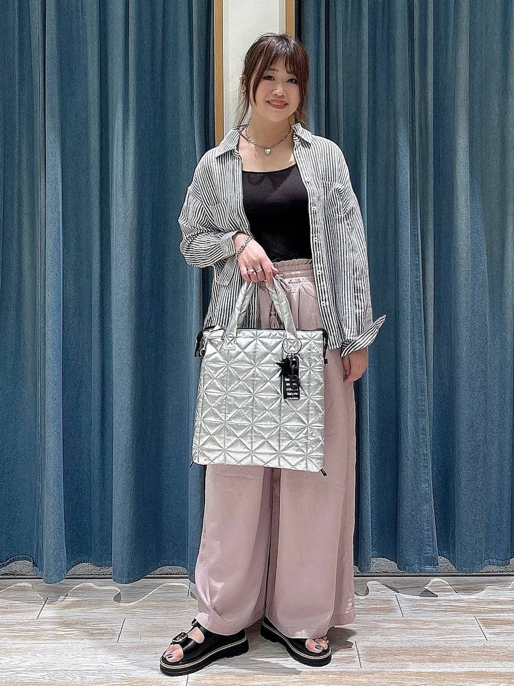 ブルー系のシャツ/ブラウス、パープル系のその他パンツ、ブラック系のサンダルを着用したレディースの春コーディネートの1枚目の写真