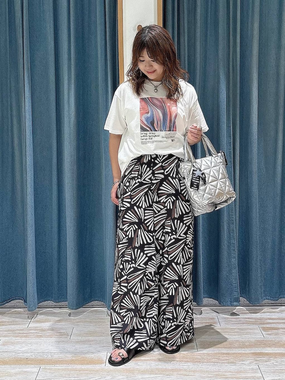 ホワイト系のTシャツ/カットソー、ブラック系のその他パンツ、シルバー系のトートバッグを着用したレディースの夏コーディネートの1枚目の写真