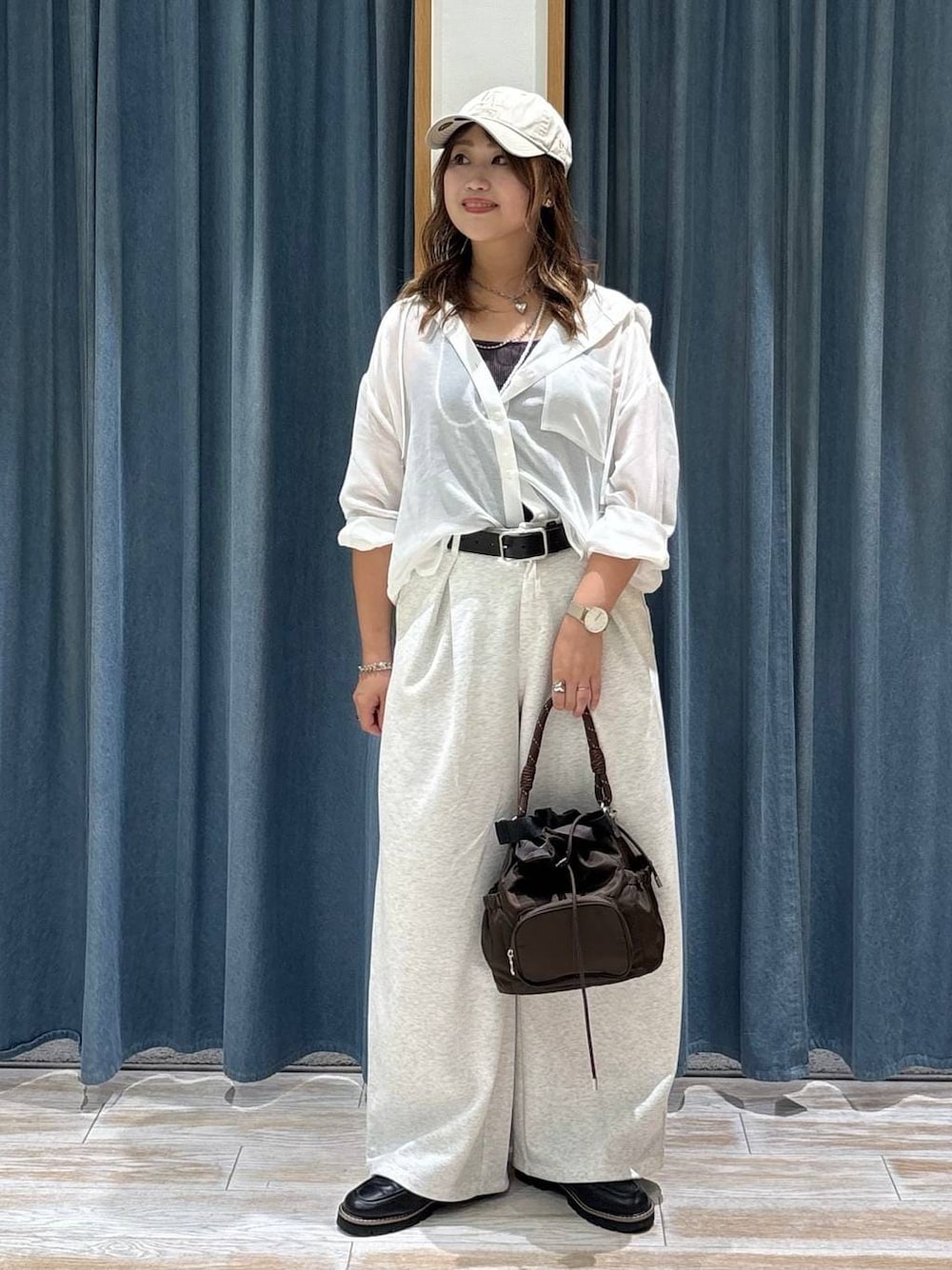 ベージュ系のスウェットパンツ、ブラック系のローファー、ホワイト系のシャツ/ブラウスを着用したレディースの夏コーディネートの1枚目の写真