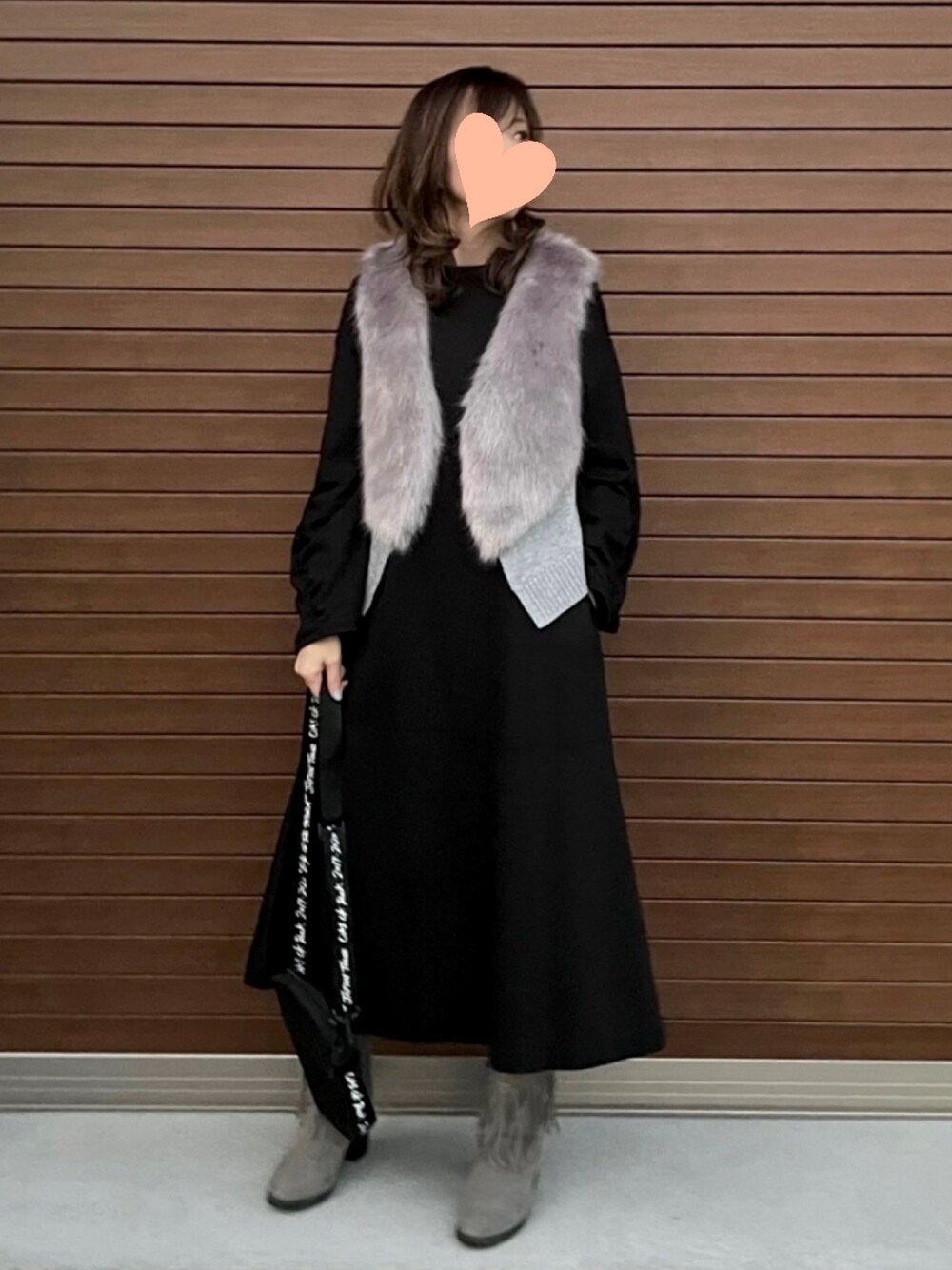 「秋冬コーデ、クリスマスに着たい服、休日コーデ、カジュアル、ファーベスト、モノトーン、ブラックワンピース、大人カジュアル」｜「BEATRICEのアイテム（ベスト、グレー系）」を使った、haruさん（レディース・159cm）の冬コーディネートの1枚目の写真