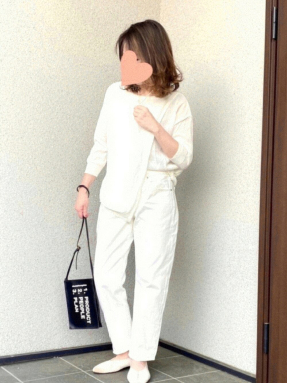 「シヌーピー、ホワイティーーー、ワントーンコーデ、rhと愉快な仲間達、6:06」｜「UNIQLOのワイドフィットカーブジーンズ（丈長め82cm）（デニムパンツ、ホワイト系）」を使った、haruさん（レディース・159cm）の夏コーディネートの1枚目の写真