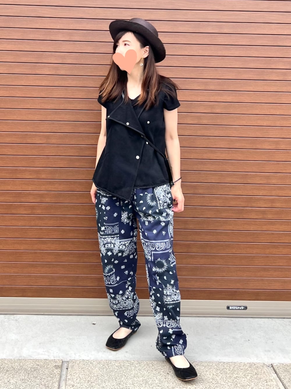 「ペイズリー、ペイズリー柄パンツ、デニムベスト」｜「FREAK'S STOREのアイテム（その他パンツ、ブルー系）」を使った、haruさん（レディース・159cm）の夏コーディネートの1枚目の写真