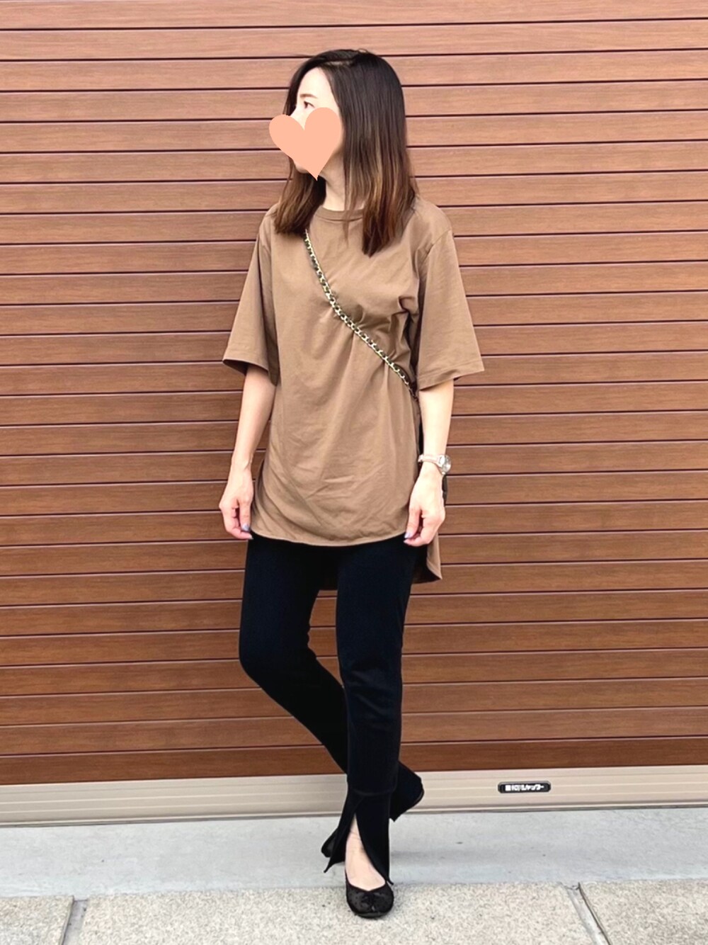 ブラック系のパンツ、ブラウン系のTシャツ/カットソー、グリーン系のショルダーバッグを着用したレディースの夏コーディネートの1枚目の写真