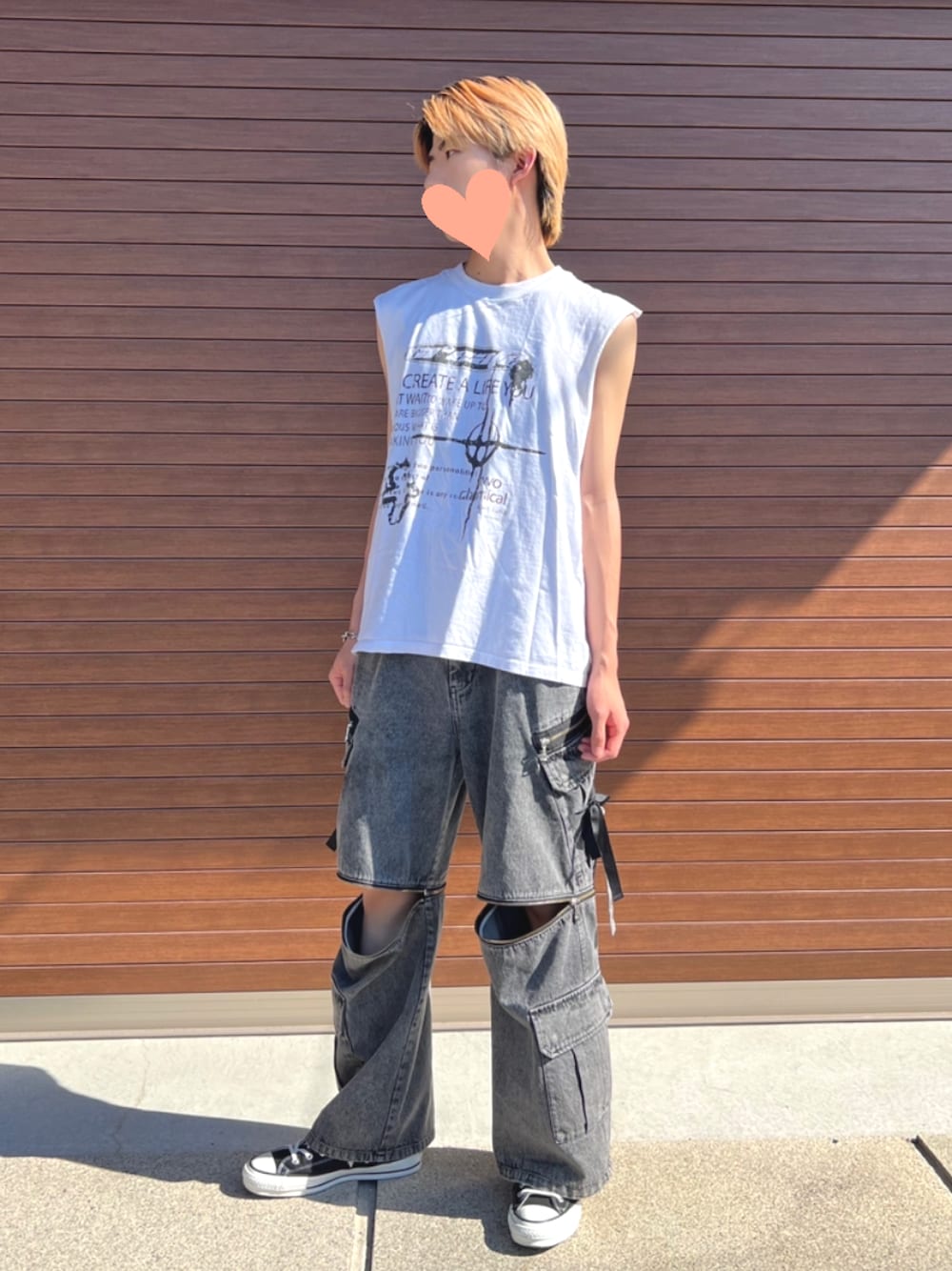 「息子コーデ、帰省、古着MIX、HARE、コンバース」｜「HAREの2WAY-ZIPカーゴデニムパンツ(HARE)（デニムパンツ、グレー系）」を使った、haruさん（メンズ・176cm）の夏コーディネートの1枚目の写真