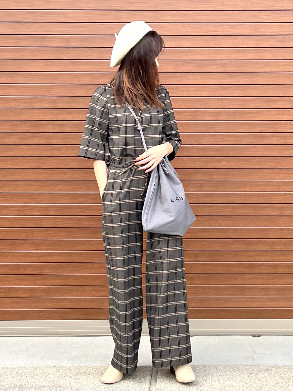 「巾着バッグふぇふ」｜「GOUT COMMUNのアイテム（トップス、ブラウン系）」を使った、haruさん（レディース・159cm）の秋コーディネートの1枚目の写真