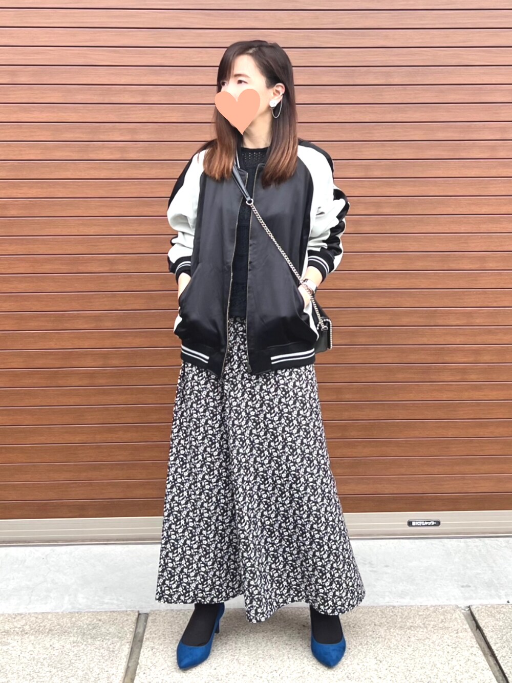 「オトナカジュアル、スカジャン、スカートスタイル、花柄スカート、リバーシブル」｜「GUのアイテム（パンプス、ブルー系）」を使った、haruさん（レディース・159cm）の冬コーディネートの1枚目の写真