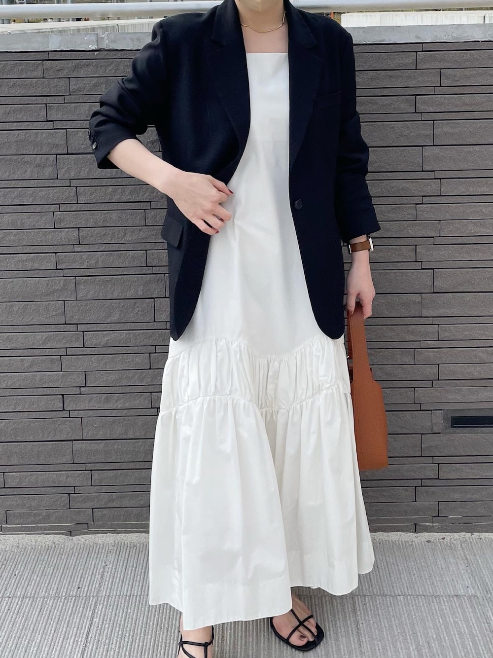 「春コーデ、お洒落さんとつながりたい、お花見、シンプルコーデ、モノトーン、ワンピース、ジャケット、休日スタイル」｜「Mila Owenのビックシルエットライトテーラードジャケット（テーラードジャケット、ブラック系）」を使った、naさん（レディース・160cm）の春コーディネートの1枚目の写真