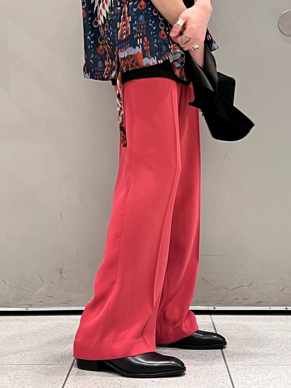 ブルー系のシャツ/ブラウス、ブラック系のトートバッグ、ピンク系のスラックスを着用したメンズの春コーディネートの3枚目の写真